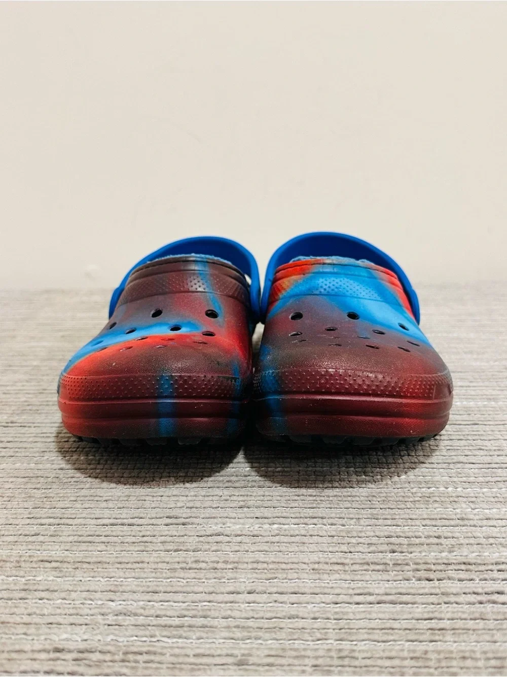 Crocs Kids Classic Lined OOTW Clog Bright Cobalt Blue Red Tie Dye Junior Size J2